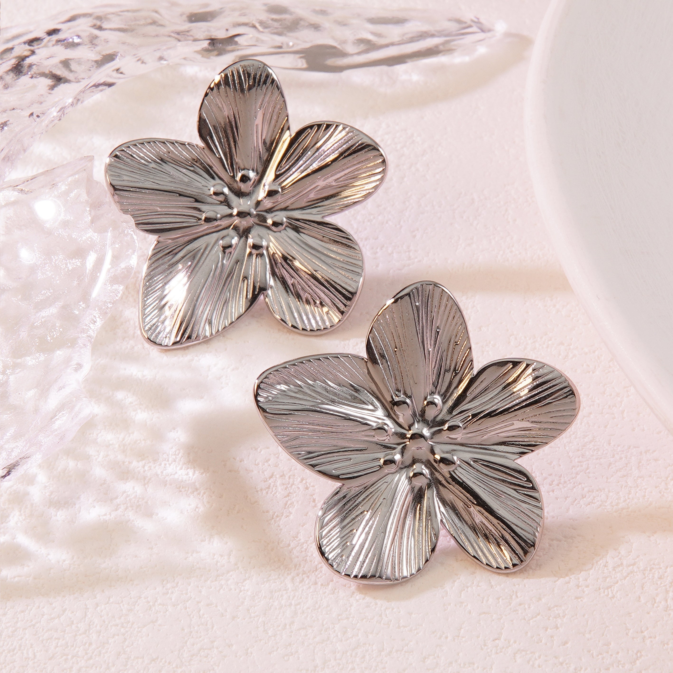 1 par de pendientes de acero inoxidable 304 con diseño de flores pastorales exageradas y imitación de oro.