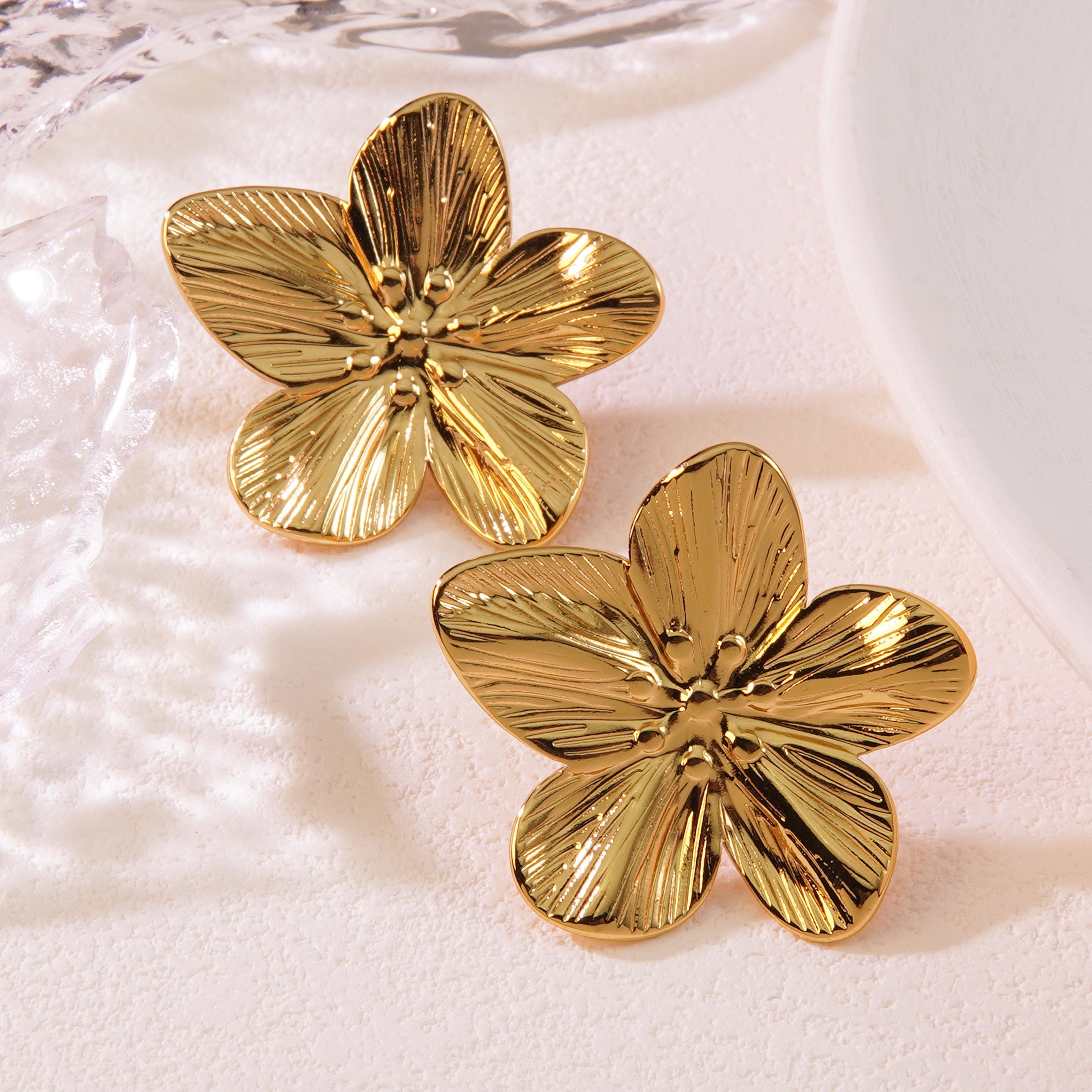 1 par de pendientes de acero inoxidable 304 con diseño de flores pastorales exageradas y imitación de oro.