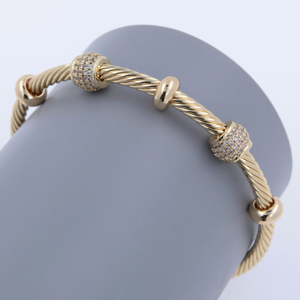 Brazalete de acero inoxidable 304 con circonitas chapadas en oro de 18 quilates, estilo hip-hop punk, con forma de U y raya espiral, disponible al por mayor.