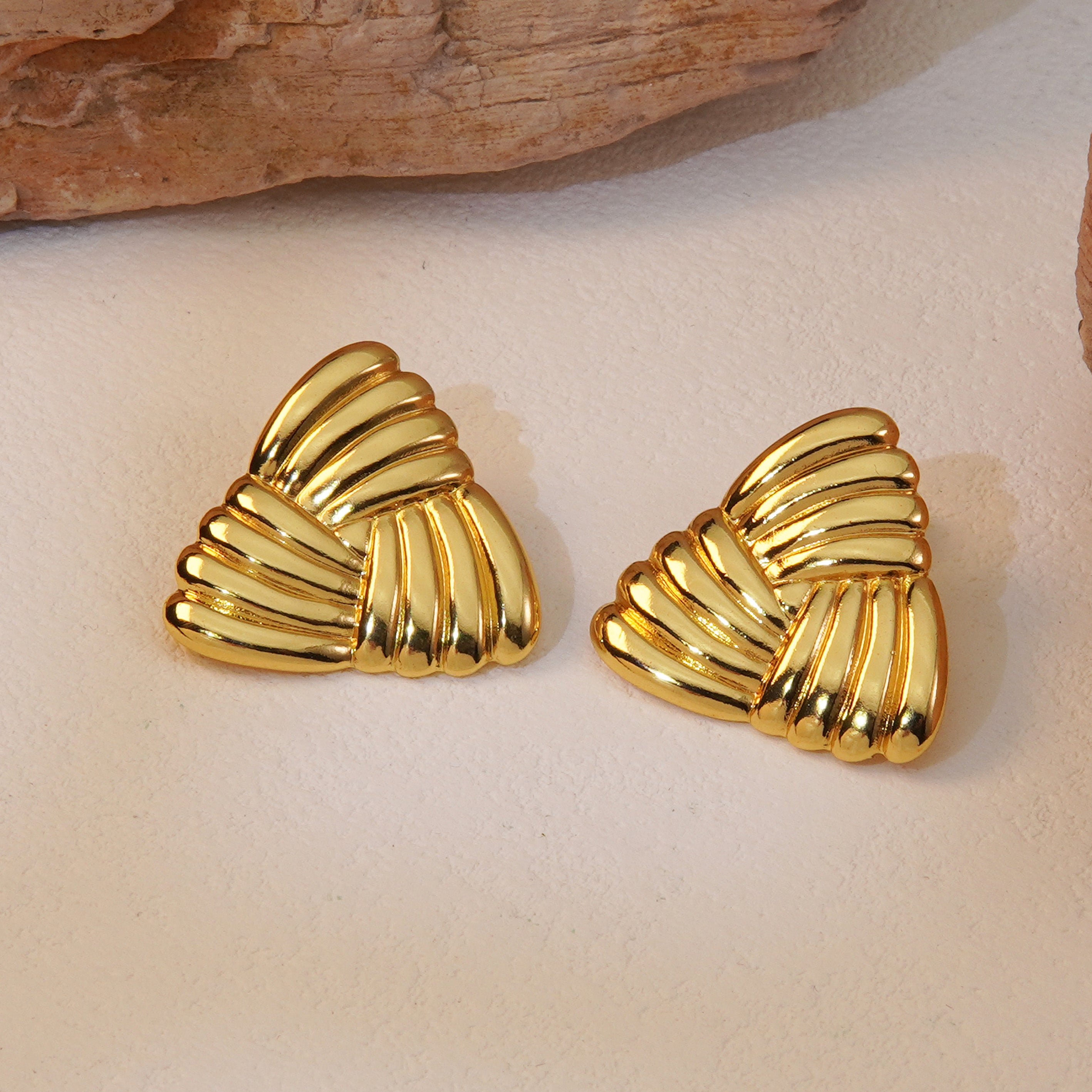 1 par de pendientes de acero inoxidable 304 con baño de oro de imitación y estilo simple triangular.