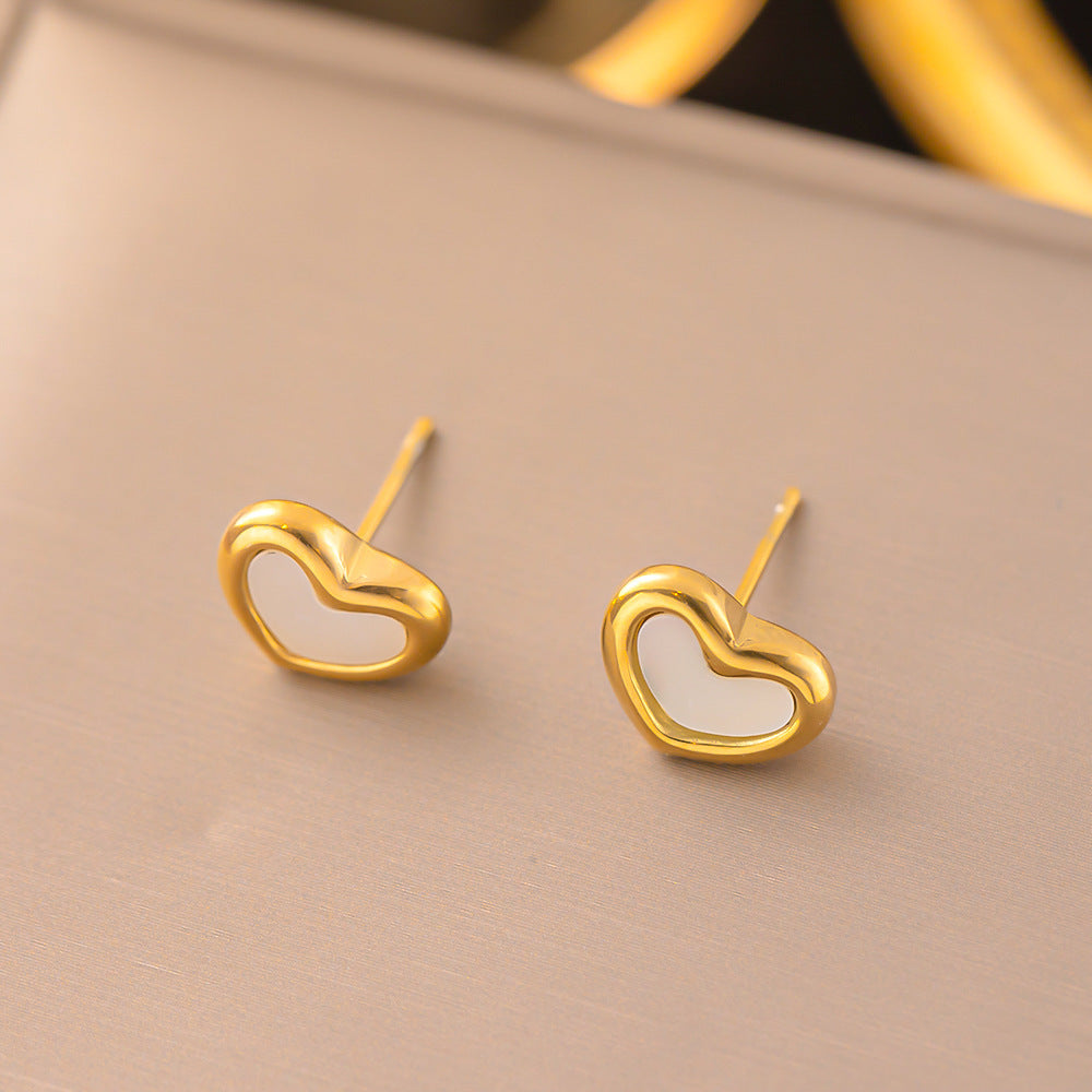 1 par de pendientes de acero de titanio chapados en forma de flor con forma de corazón y letras dulces 