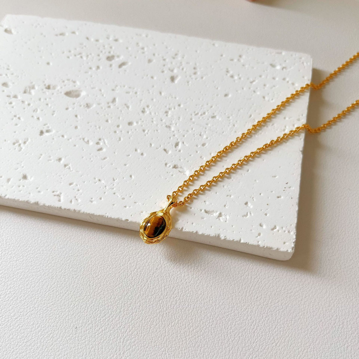 Collar de perlas de mijo con concha blanca y piedra de ojo de tigre natural, cadena para clavícula 