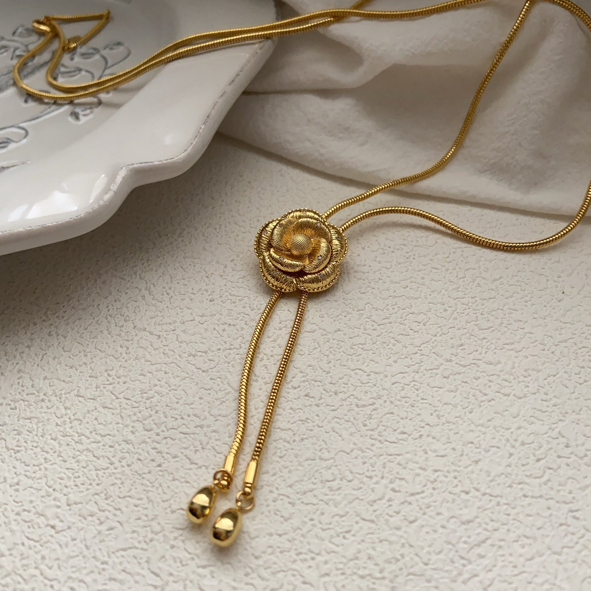 Collar de camelia ajustable de metal, 2 piezas. 
