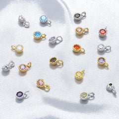 Colgantes pequeños hechos a mano con diamantes de colores y incrustaciones de cobre. 