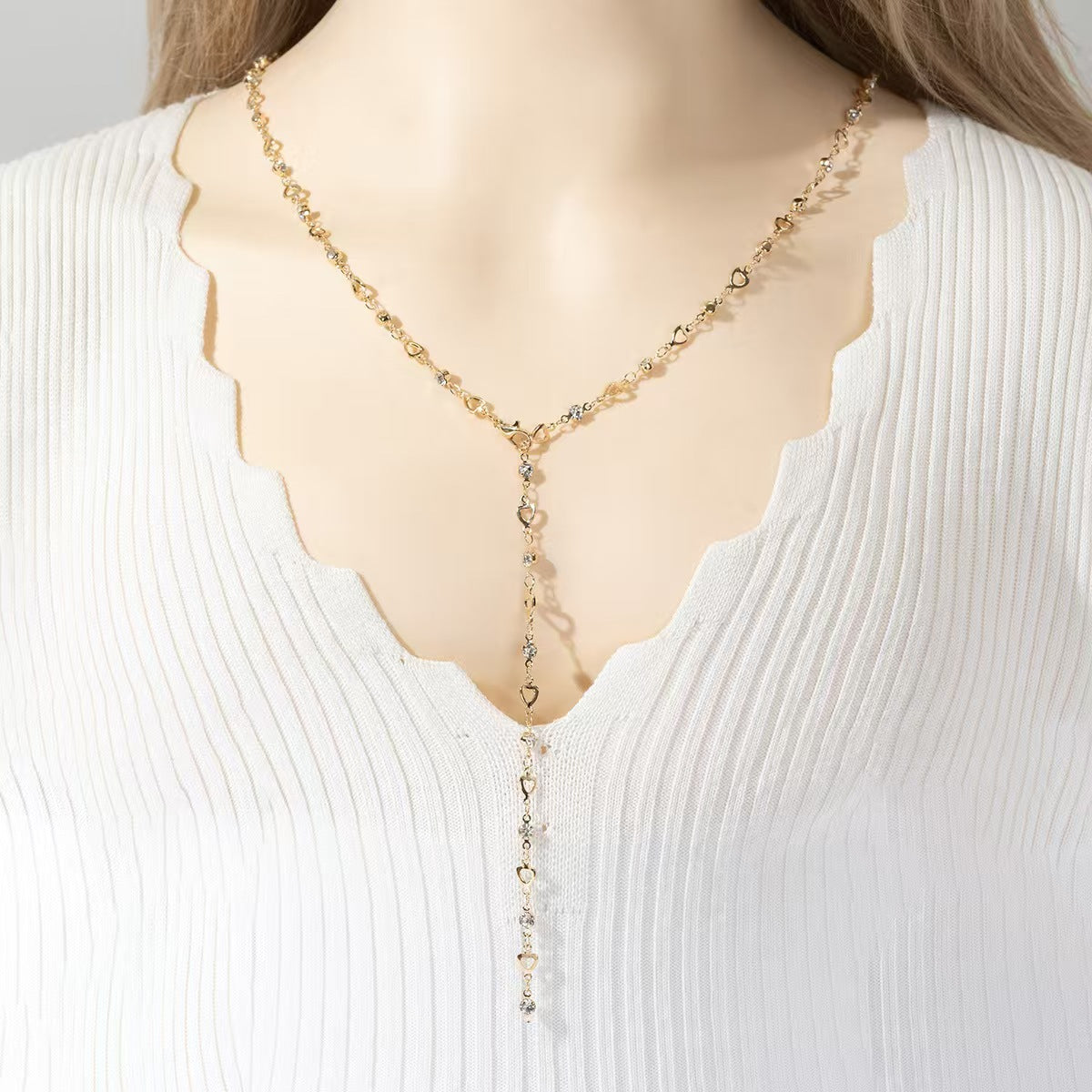 Collar largo con flecos de diamantes, collar con corazón hueco que muestra la decoración del cuello 