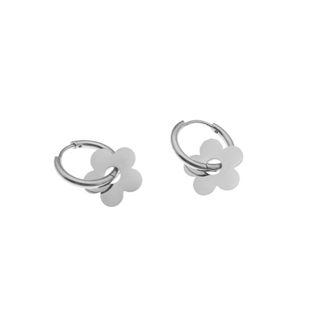 1 par de pendientes de acero de titanio chapados en forma de flor con forma de corazón y letras dulces 