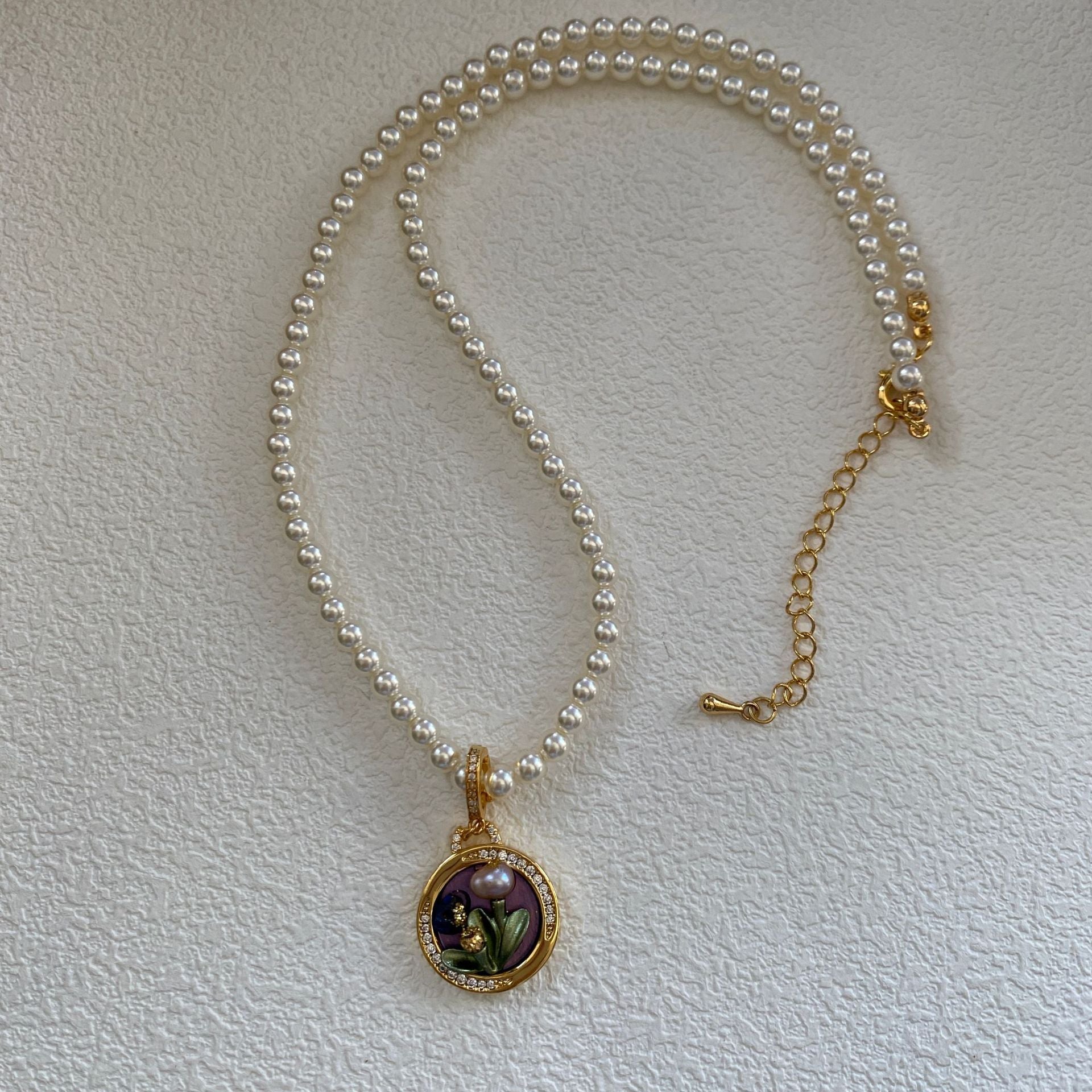 Collar de perlas finas con colgante de agua dulce natural pintado al óleo para mujer 