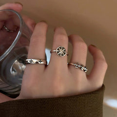 Anillo abierto de cruz oscura para dedo índice femenino 
