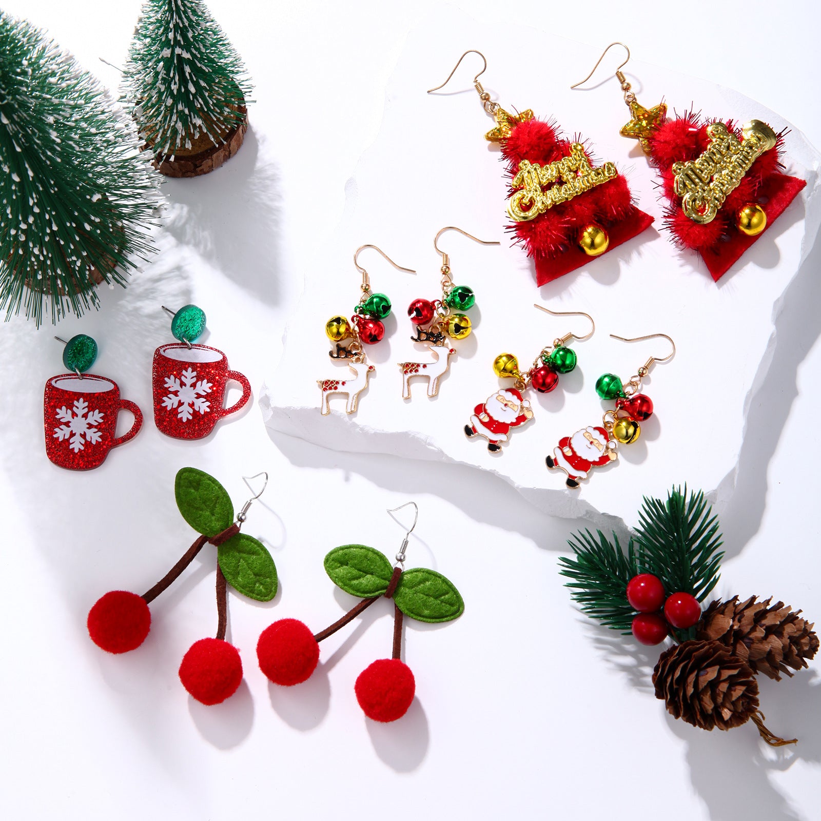 3 pares por modelo Lindos pendientes colgantes de aleación de zinc con forma de campana y corona de árbol de Navidad 