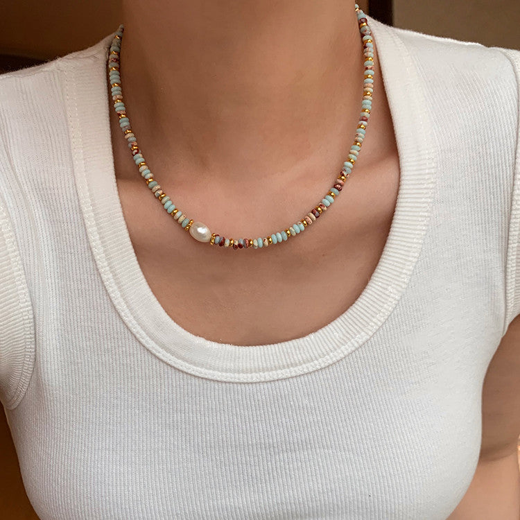 Collar de cuentas de perlas de agua dulce de color piedra natural con cadena de clavícula apilada 