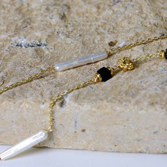 Collar de clavícula con cadena larga de ágata negra y perlas barrocas naturales 