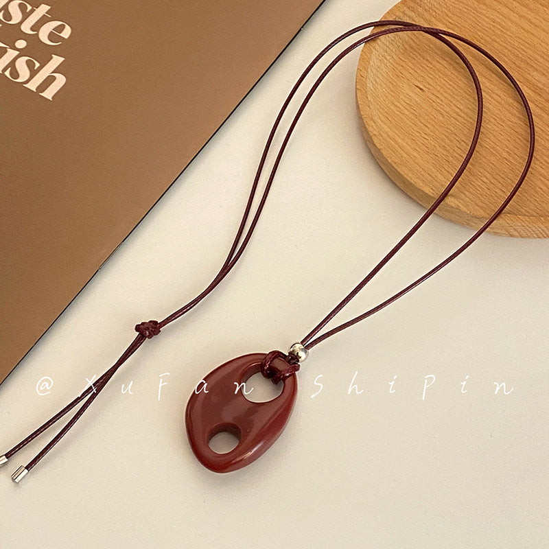 Collar negro de mujer con cadena de suéter larga en forma de U 