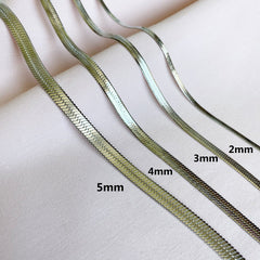Collar corto de mujer con cadena de hueso de serpiente plana de acero de titanio y cadena de acero inoxidable para el cuello. 