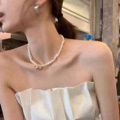 Collar de perlas naturales de agua dulce con colgante de bola de metal vintage con forma de corazón y cadena para clavícula.