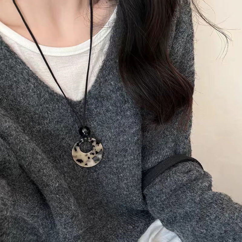 Collar negro de mujer con cadena de suéter larga en forma de U 