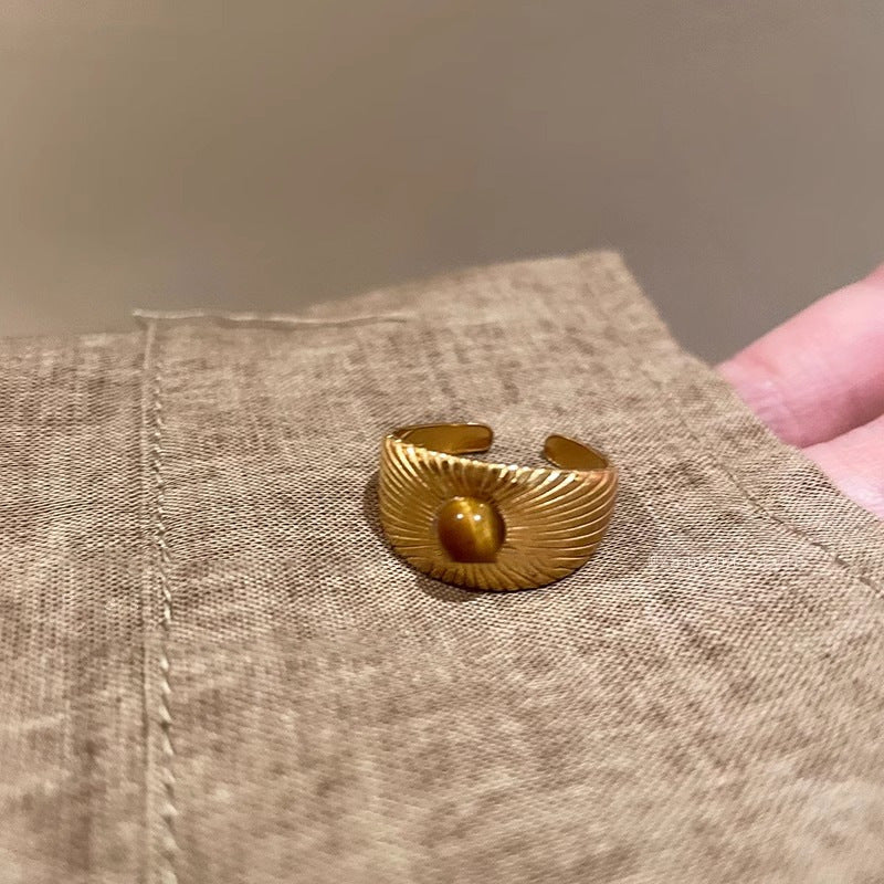 Anillo de mujer con piedra de ojo de tigre y girasol dorado 