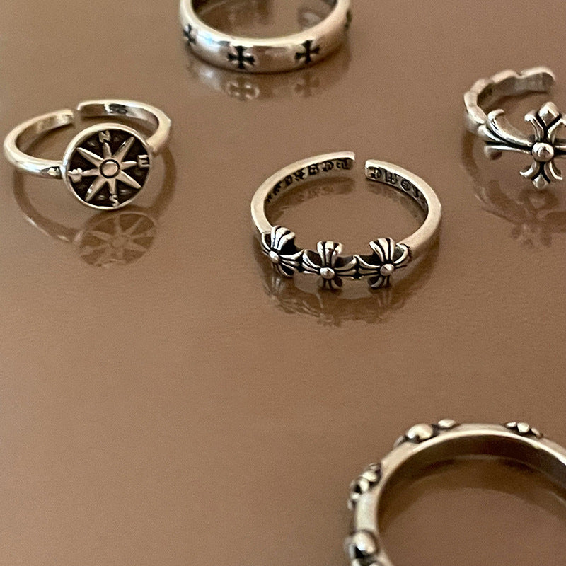 Anillo abierto de cruz oscura para dedo índice femenino 