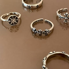 Anillo abierto de cruz oscura para dedo índice femenino 