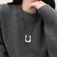 Collar negro de mujer con cadena de suéter larga en forma de U 