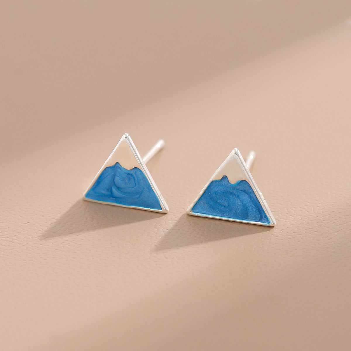 Pendientes de botón geométricos triangulares frescos con personalidad azul del Monte Fuji y esmalte de goteo para mujer 
