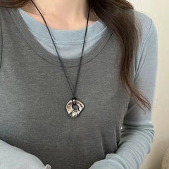 Collar negro de mujer con cadena de suéter larga en forma de U 