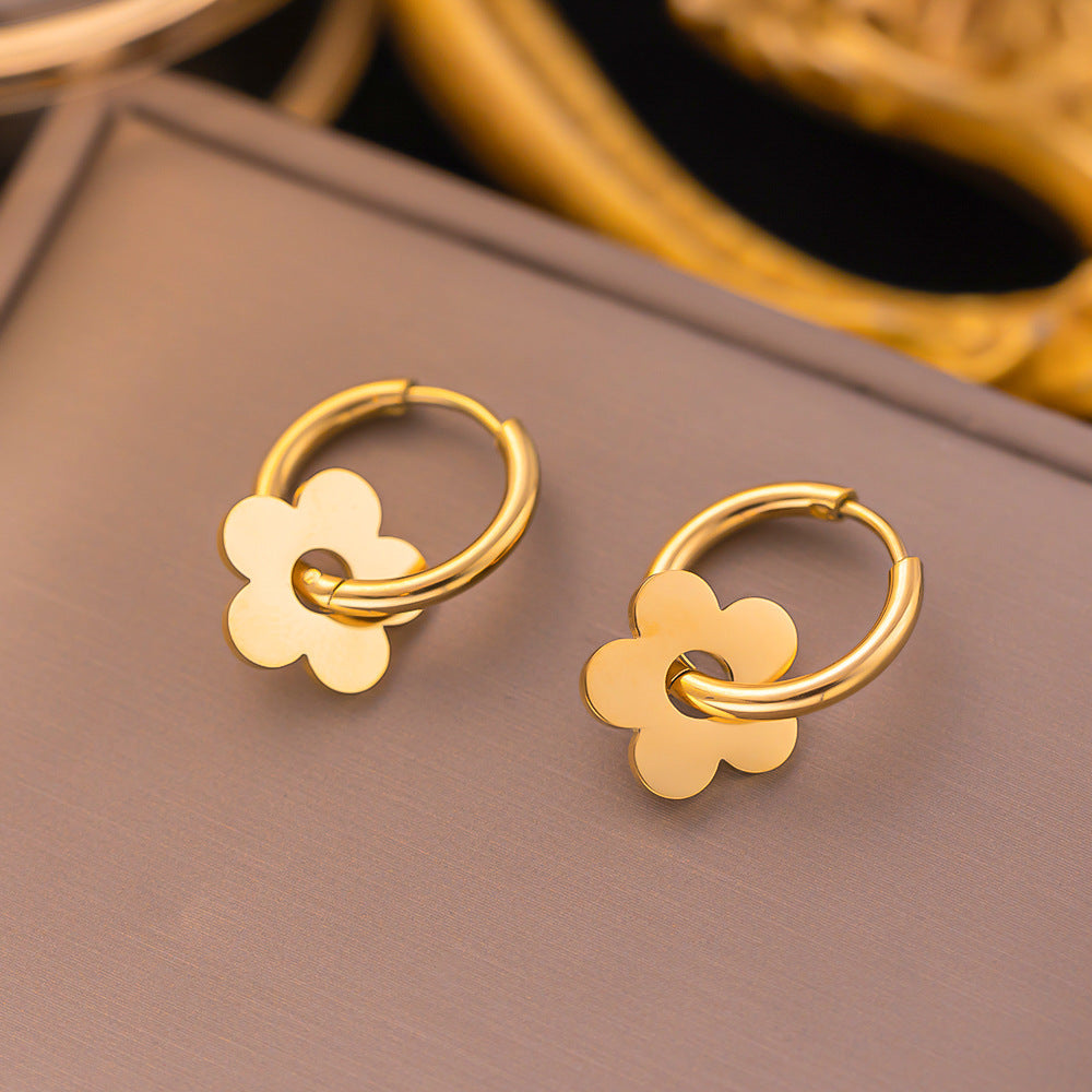 1 par de pendientes de acero de titanio chapados en forma de flor con forma de corazón y letras dulces 