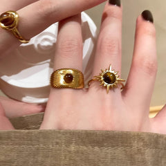 Anillo de mujer con piedra de ojo de tigre y girasol dorado 