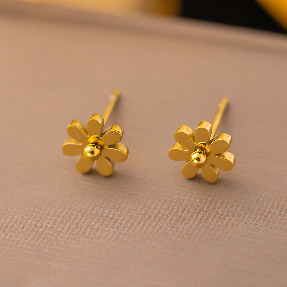 1 par de pendientes de acero de titanio chapados en forma de flor con forma de corazón y letras dulces 