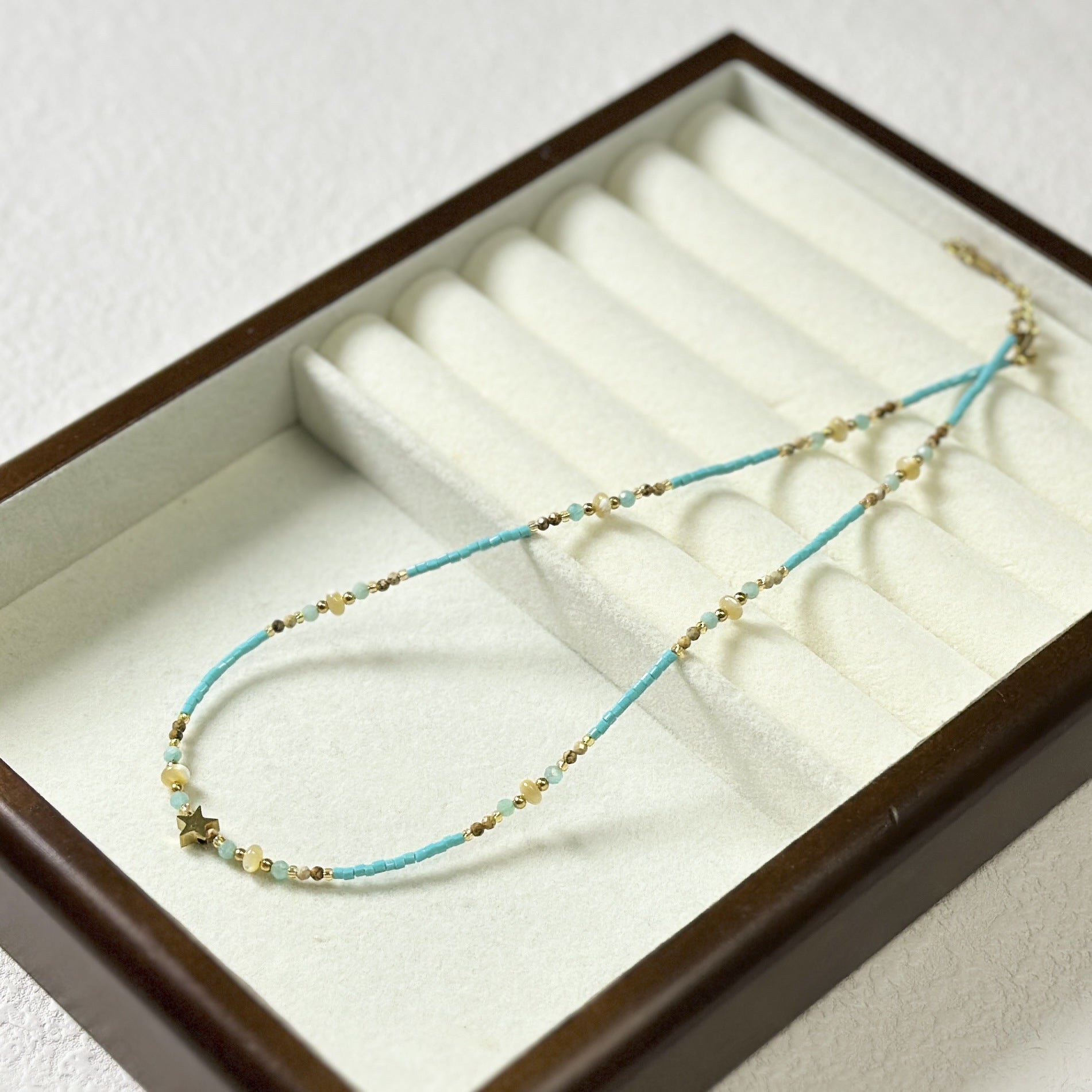Collar de acero de titanio con cuentas de piedra natural de color morado mixto, cadena de clavícula apilada para mujer 