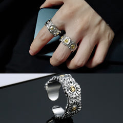 Anillo abierto para hombre con margarita pequeña 