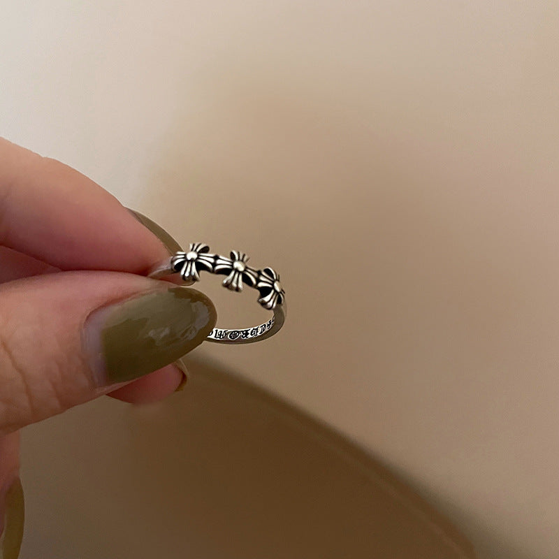 Anillo abierto de cruz oscura para dedo índice femenino 