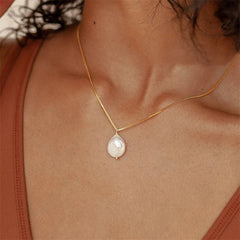 Collar con colgante de perla de agua dulce barroca, cadena chapada en oro, joyería de acero de titanio 