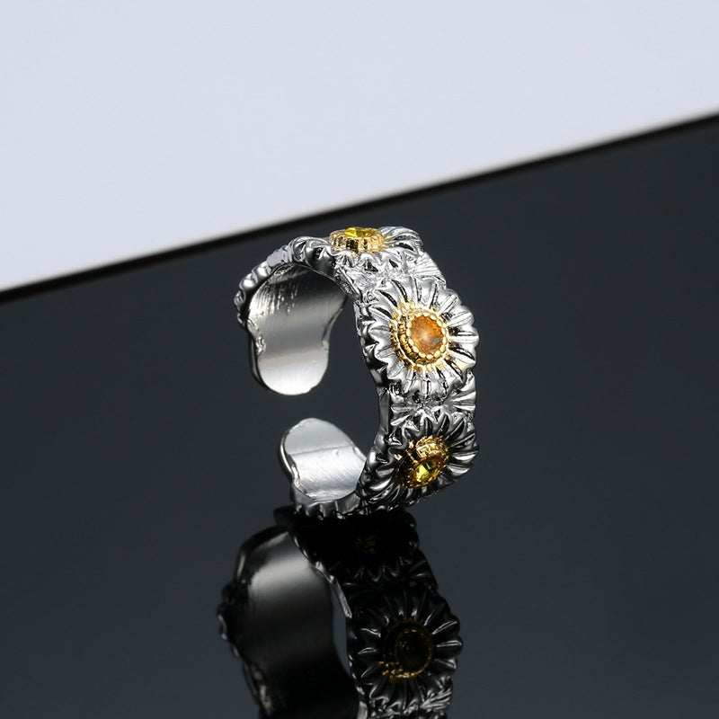 Anillo abierto para hombre con margarita pequeña 