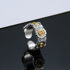 Anillo abierto para hombre con margarita pequeña 