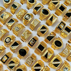 Anillo de hombre chapado en oro con aleación de diamantes de imitación 