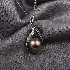 Colgante de perla natural con collar sencillo y moderno para mujer 