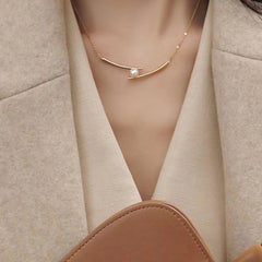 Collar de perlas cruzadas de plata de ley S925 con colgante de una sola palabra, versátil cadena de clavícula premium 