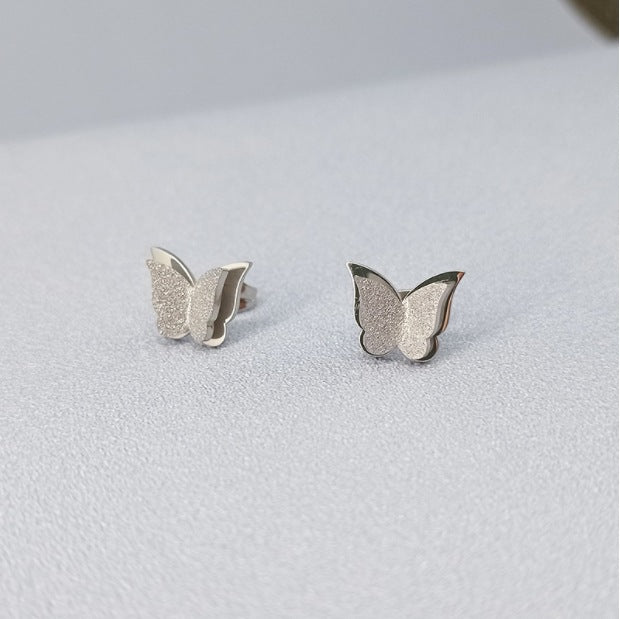 1 par de pendientes de acero de titanio chapados en forma de flor con forma de corazón y letras dulces 