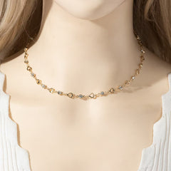 Collar largo con flecos de diamantes, collar con corazón hueco que muestra la decoración del cuello 