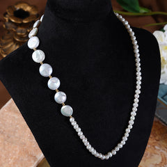 Collar de perlas naturales de agua dulce con botón barroco y cadena de clavícula