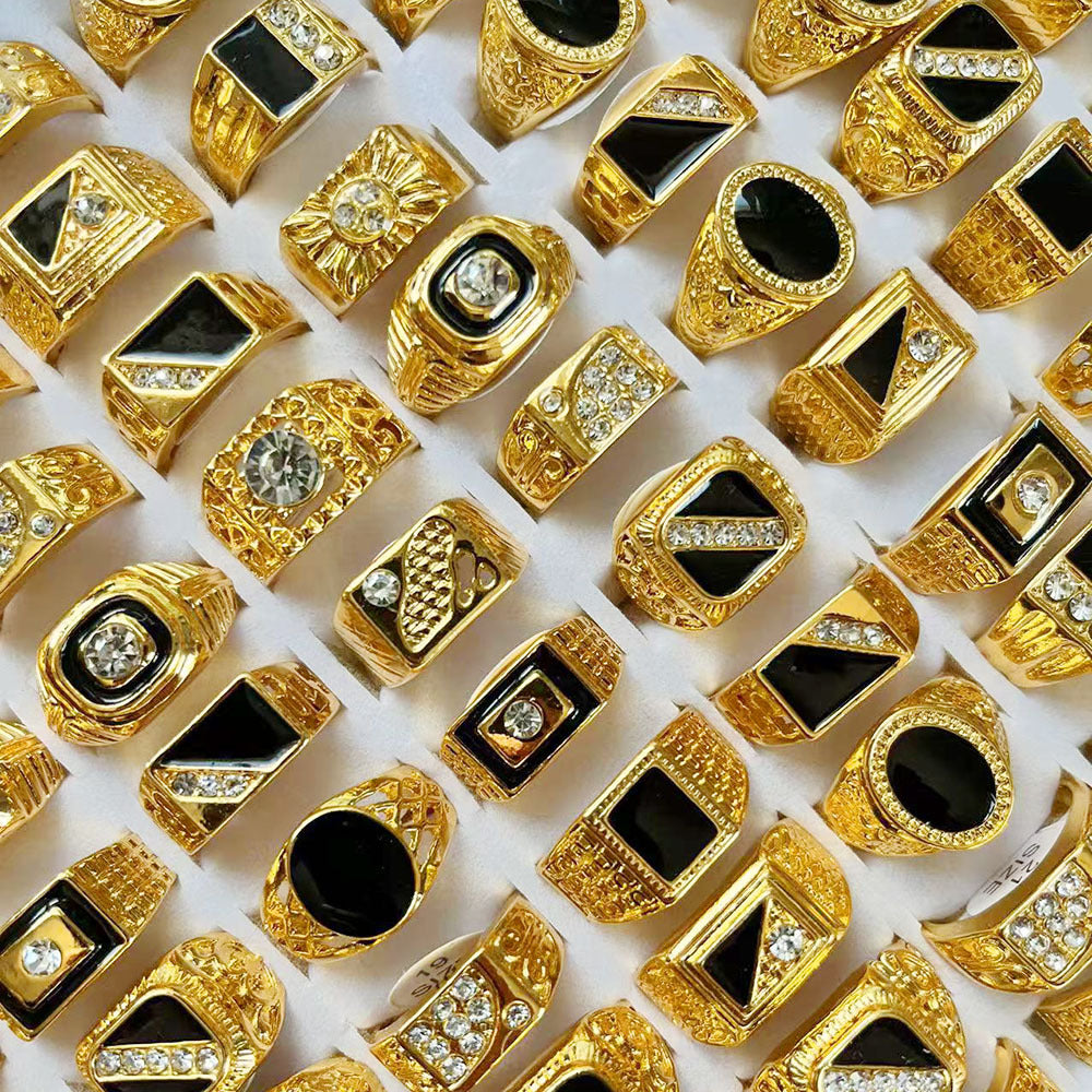 Anillo de hombre chapado en oro con aleación de diamantes de imitación 