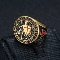 Anillo de acero de titanio chapado en oro para hombre con escudo de la Cruz Roja Templaria 