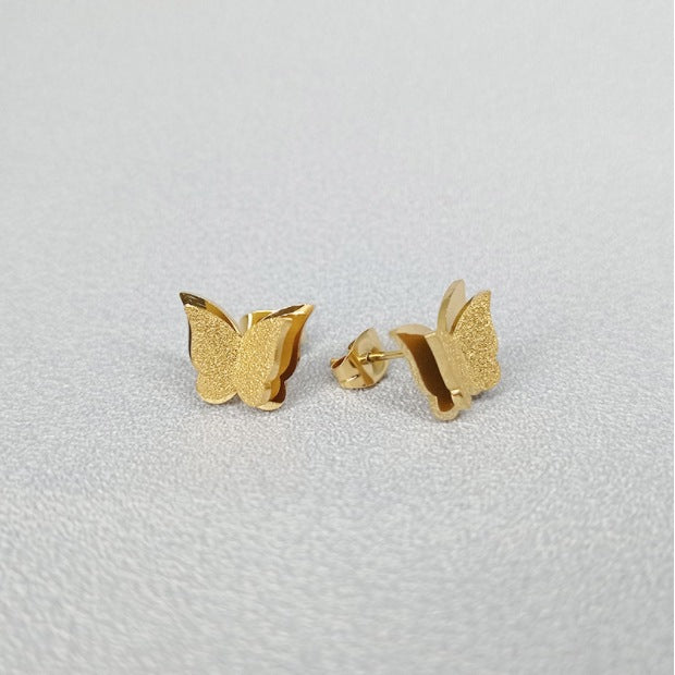 1 par de pendientes de acero de titanio chapados en forma de flor con forma de corazón y letras dulces 