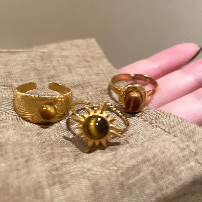 Anillo de mujer con piedra de ojo de tigre y girasol dorado 