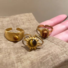 Anillo de mujer con piedra de ojo de tigre y girasol dorado 