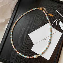 Collar de cuentas de perlas de agua dulce de color piedra natural con cadena de clavícula apilada 