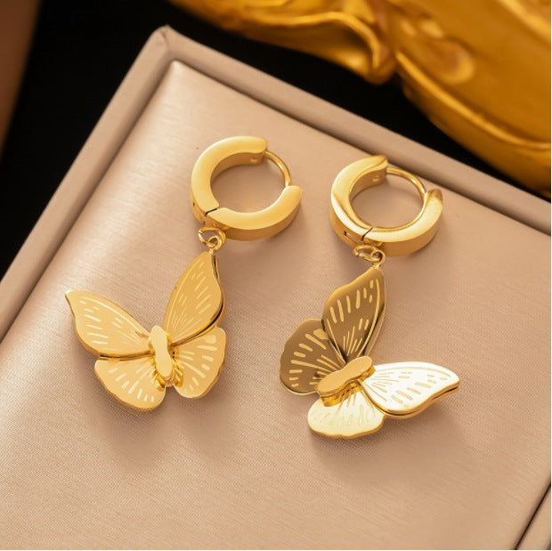 1 par de pendientes de acero de titanio chapados en forma de flor con forma de corazón y letras dulces 