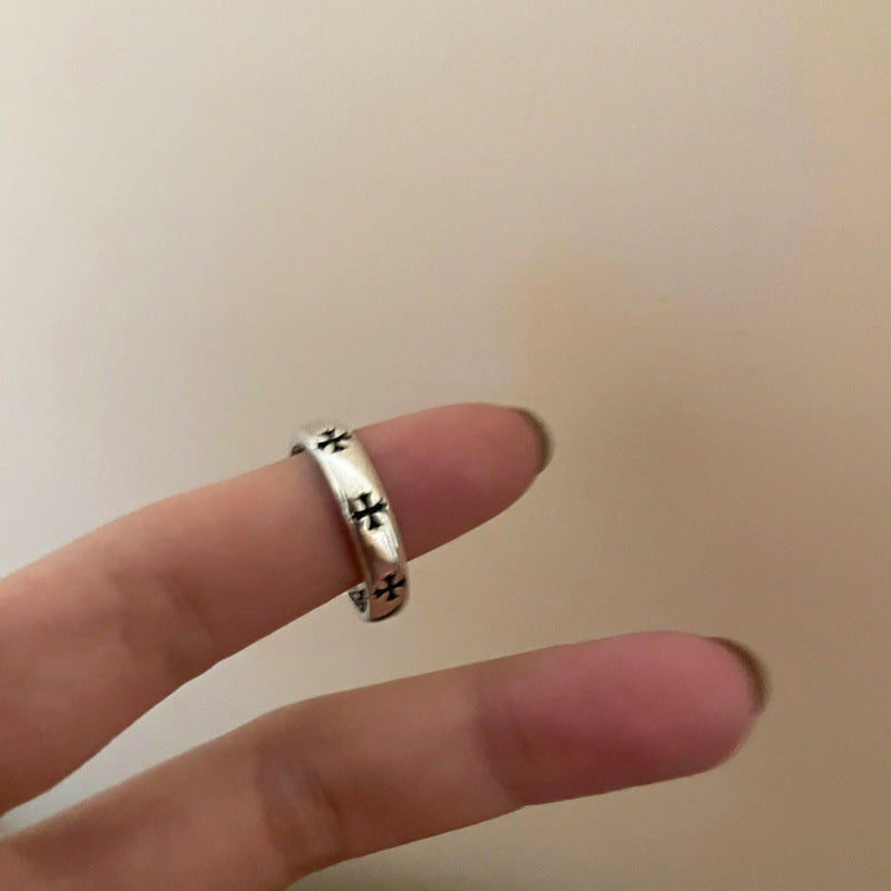Anillo abierto de cruz oscura para dedo índice femenino 