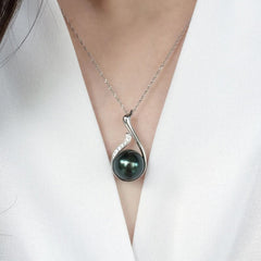 Colgante de perla natural con collar sencillo y moderno para mujer 