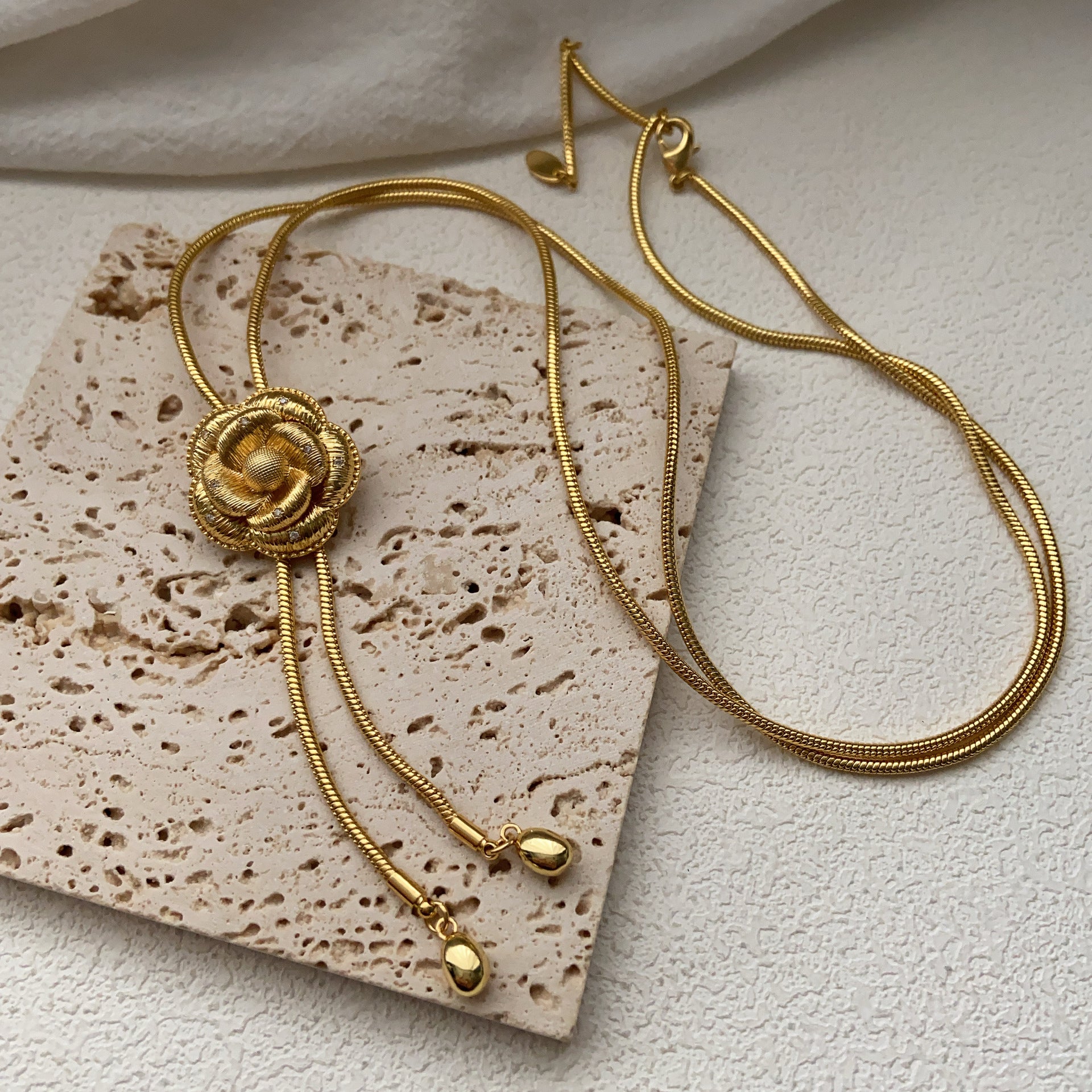 Collar de camelia ajustable de metal, 2 piezas. 